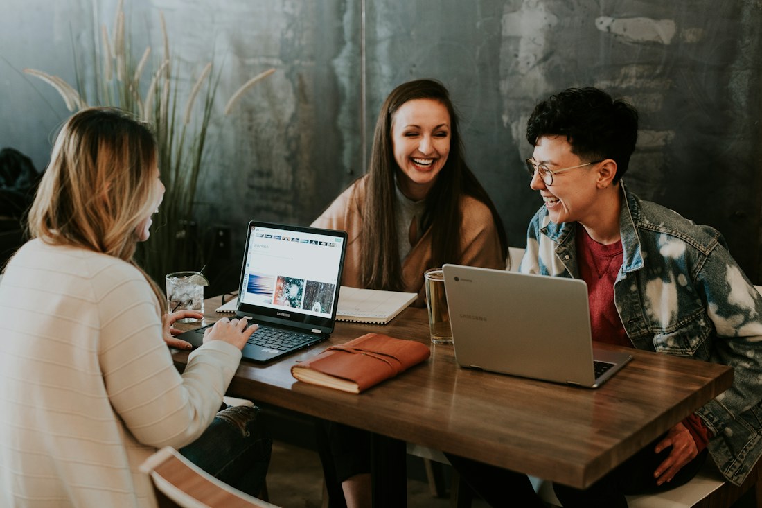 Personas colaborando en una reunión de trabajo