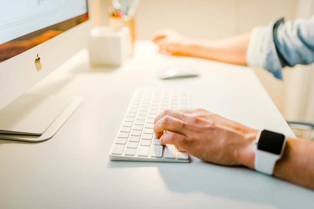 Profesional usando herramientas digitales